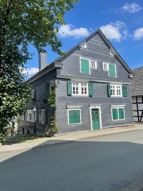 Denkmalgeschütztes Wohnhaus mit 3 Wohnungen in Freudenberg, verkauft 2024